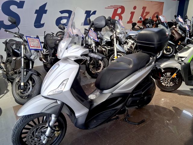 Piaggio Beverly 300S Maxi Scooter