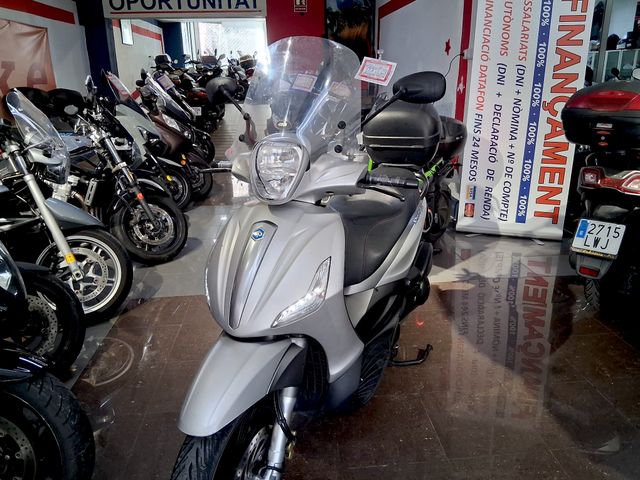 Piaggio Beverly 300S Maxi Scooter