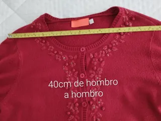 Rebeca roja con bordado floral, cuello redondo.