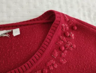 Rebeca roja con bordado floral, cuello redondo.