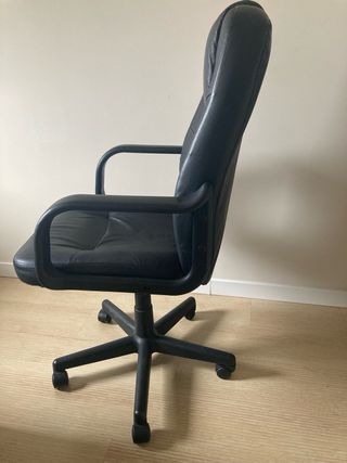 Silla de oficina giratoria negra