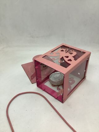 Lanterna vintage rosa con farfalla