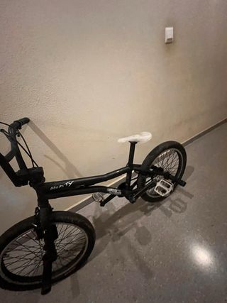 Bicicleta BMX Negra