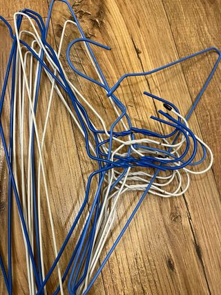 Lote de 20 perchas de metal