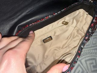 Bandolera Guess negra y roja