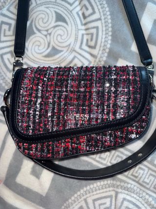 Bandolera Guess negra y roja