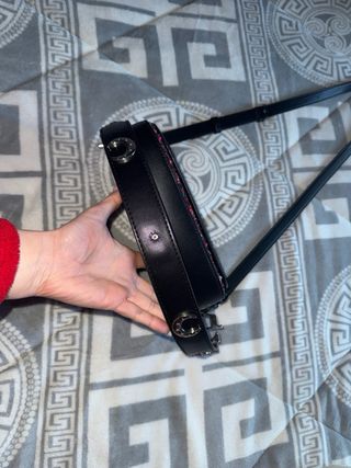 Bandolera Guess negra y roja