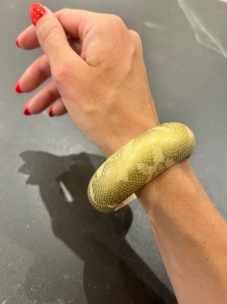 Pulsera de madera efecto piel de serpiente dorada
