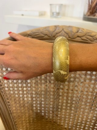 Pulsera de madera efecto piel de serpiente dorada