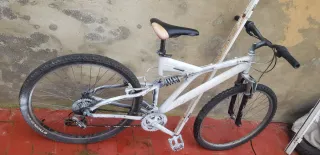 Bicicleta de montaña blanca