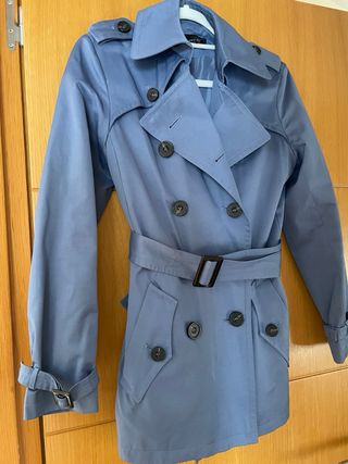 Gabardina azul con cinturón