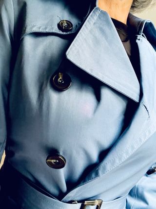 Gabardina azul con cinturón