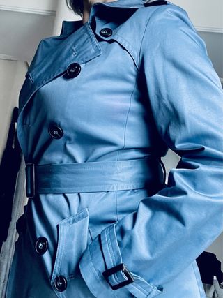 Gabardina azul con cinturón