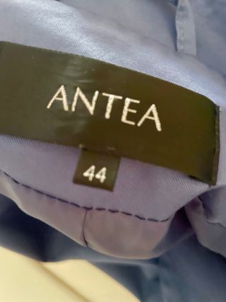 Gabardina azul con cinturón