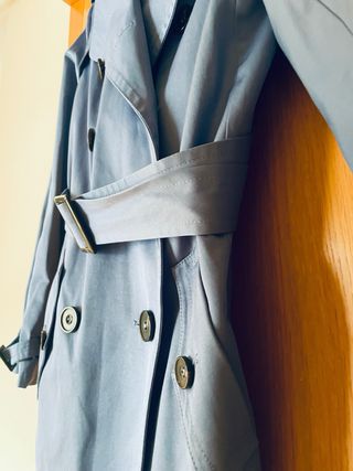 Gabardina azul con cinturón