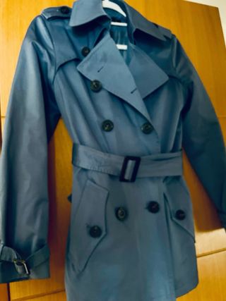 Gabardina azul con cinturón