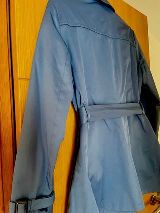 Gabardina azul con cinturón