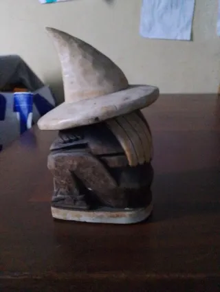 Statuetta cappello conico