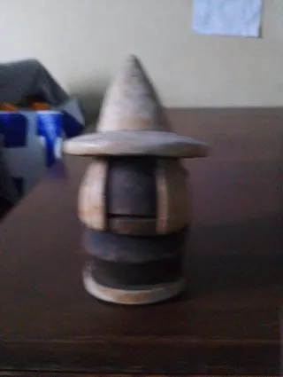 Statuetta cappello conico