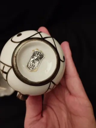 Jarra pequeña de cerámica pintada mano