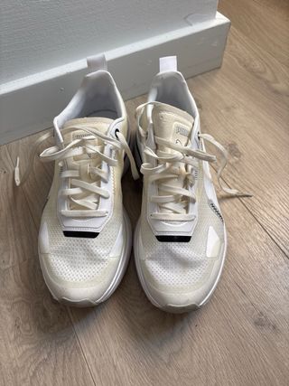 Deportivas Puma Beige y Blancas