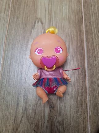 Dos muñecas Bellies con accesorios y ropa