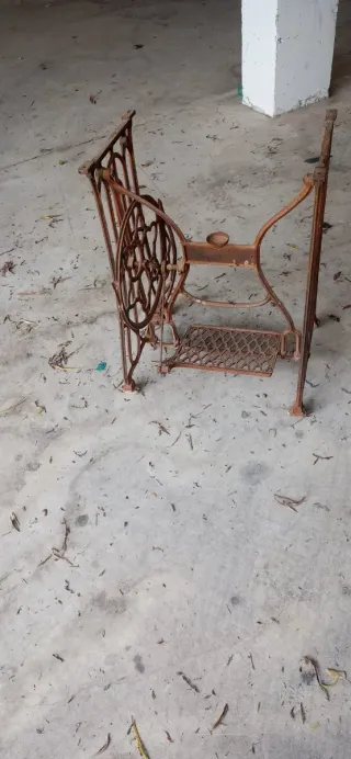 Mesa antigua para máquina de coser