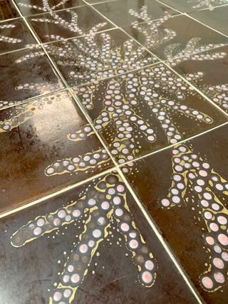 Mesa centro metal y cerámica diseño floral