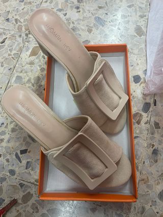Sandalias WOMAN KEY tacón ancho beige