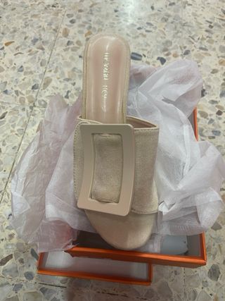 Sandalias WOMAN KEY tacón ancho beige