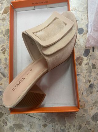 Sandalias WOMAN KEY tacón ancho beige