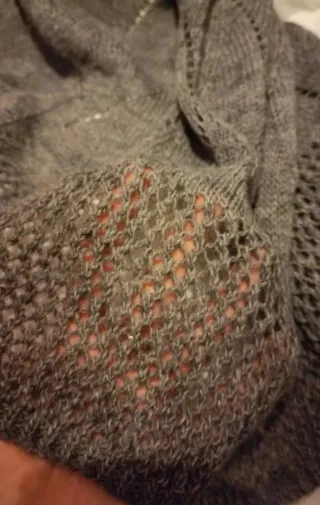 Sciarpa grigia lavorata a maglia