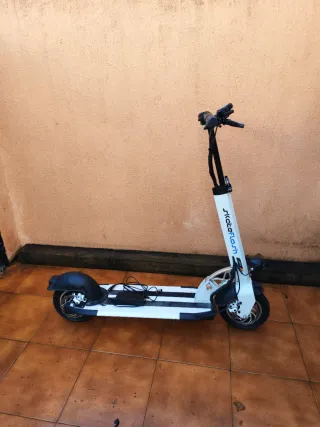 Patinete eléctrico blanco y negro