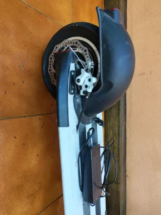 Patinete eléctrico blanco y negro