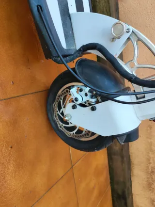 Patinete eléctrico blanco y negro