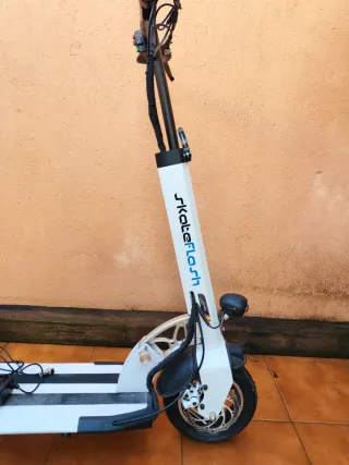 Patinete eléctrico blanco y negro