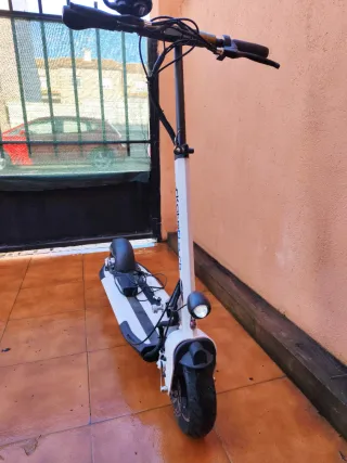 Patinete eléctrico blanco y negro