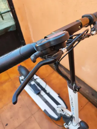 Patinete eléctrico blanco y negro