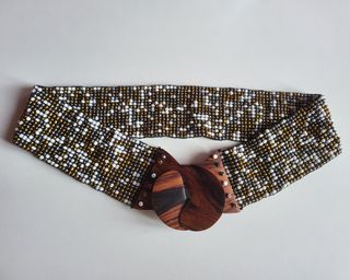 Cinturón de cuentas dorado y blanco