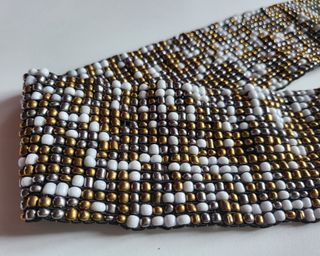 Cinturón de cuentas dorado y blanco