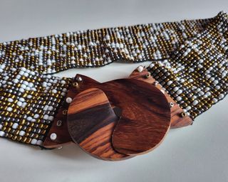 Cinturón de cuentas dorado y blanco