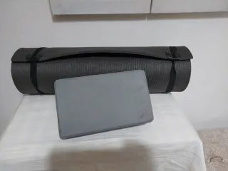 Esterilla y taco de yoga