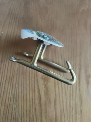 Appendiabiti da collezione in ceramica e ottone