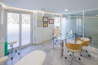 Local comercial en venta en Playa de la Fontanilla en Marbella