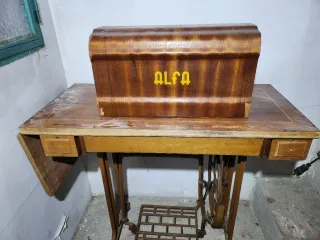 Máquina de coser Alfa antigua.