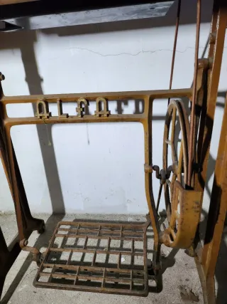 Máquina de coser Alfa antigua.