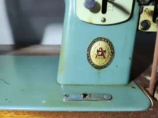 Máquina de coser Alfa antigua.