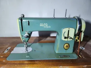 Máquina de coser Alfa antigua.