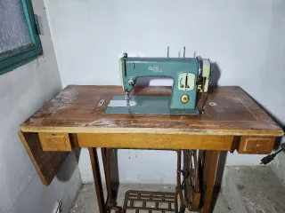 Máquina de coser Alfa antigua.
