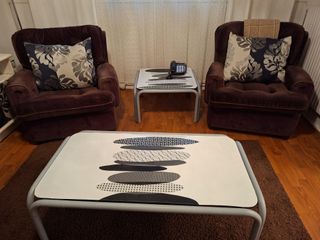 Juego de dos mesas vintage restauradas en madera.